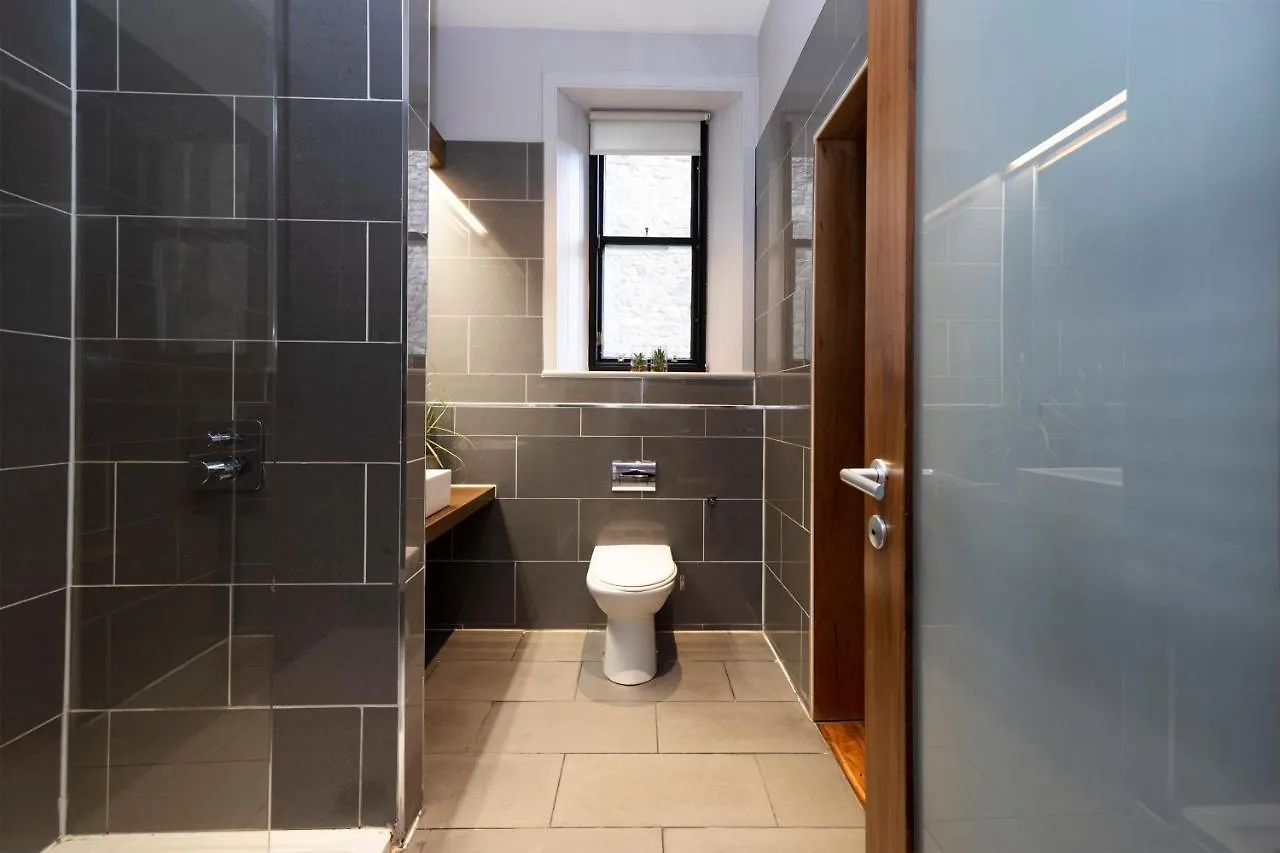 Joivy Chic 2Br Apt With City Views At The Heart Of Old Town Edinburgh Apartment