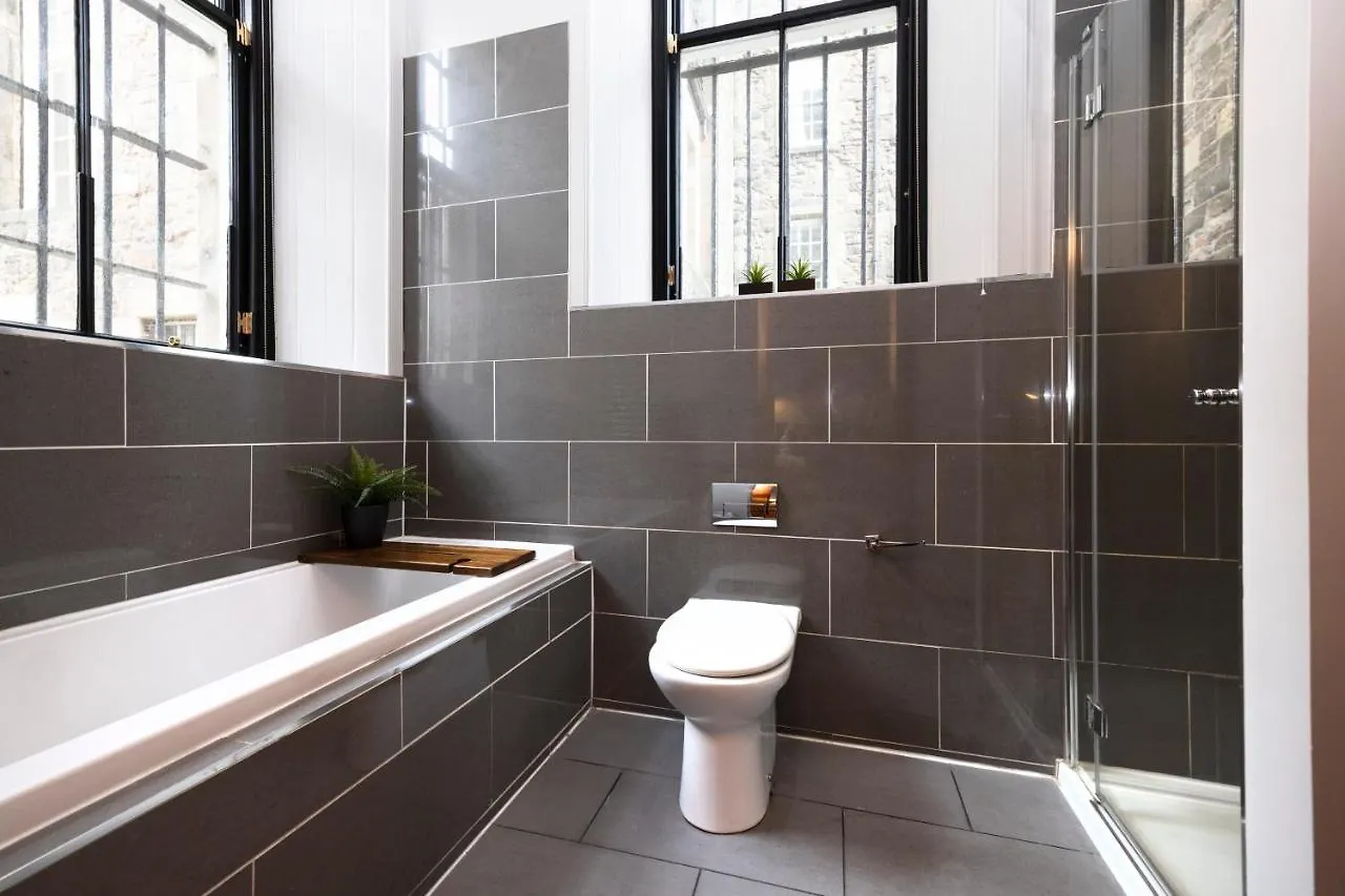Joivy Chic 2Br Apt With City Views At The Heart Of Old Town Edinburgh 0*,