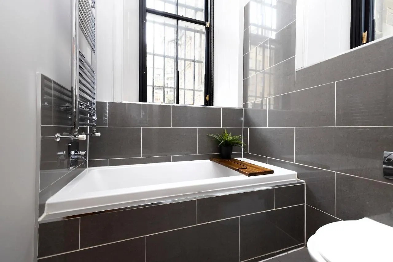 Joivy Chic 2Br Apt With City Views At The Heart Of Old Town Edinburgh