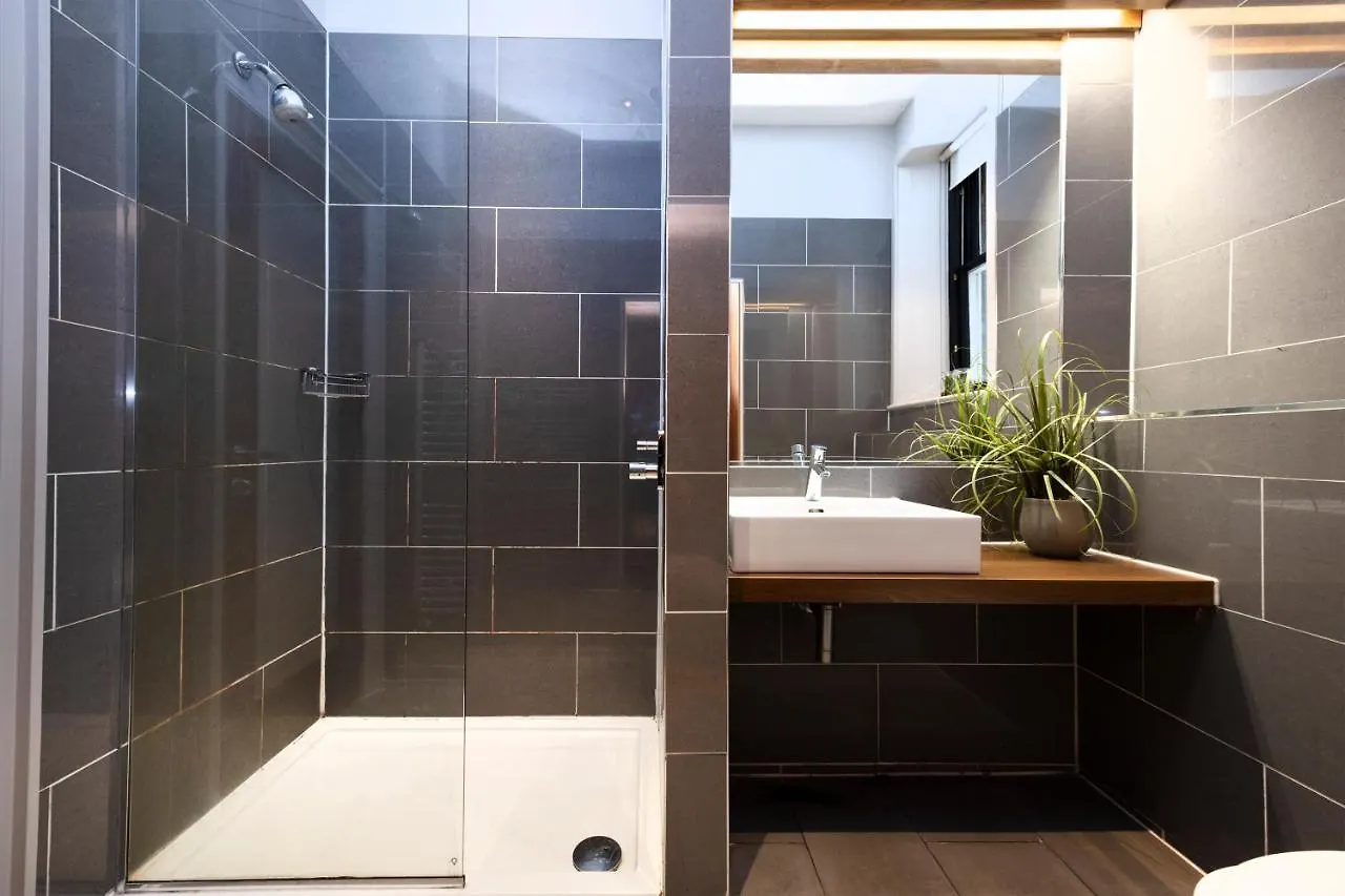 Joivy Chic 2Br Apt With City Views At The Heart Of Old Town Edinburgh 0*,  United Kingdom
