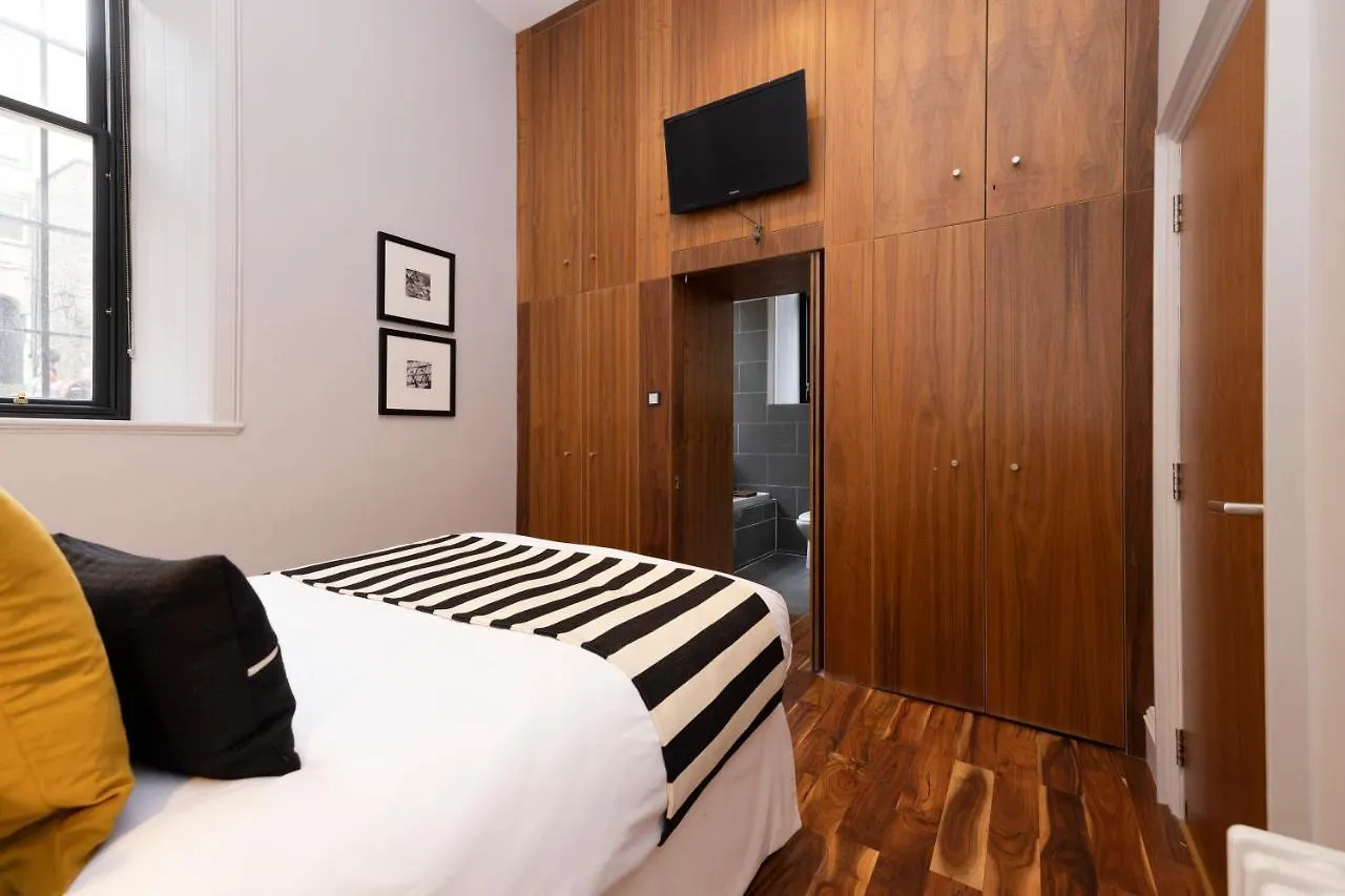 Joivy Chic 2Br Apt With City Views At The Heart Of Old Town Edinburgh 0*,  United Kingdom