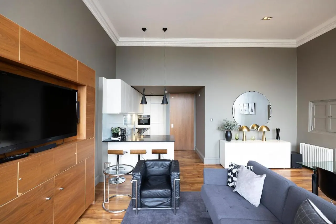 Joivy Chic 2Br Apt With City Views At The Heart Of Old Town Edinburgh 0*,  United Kingdom